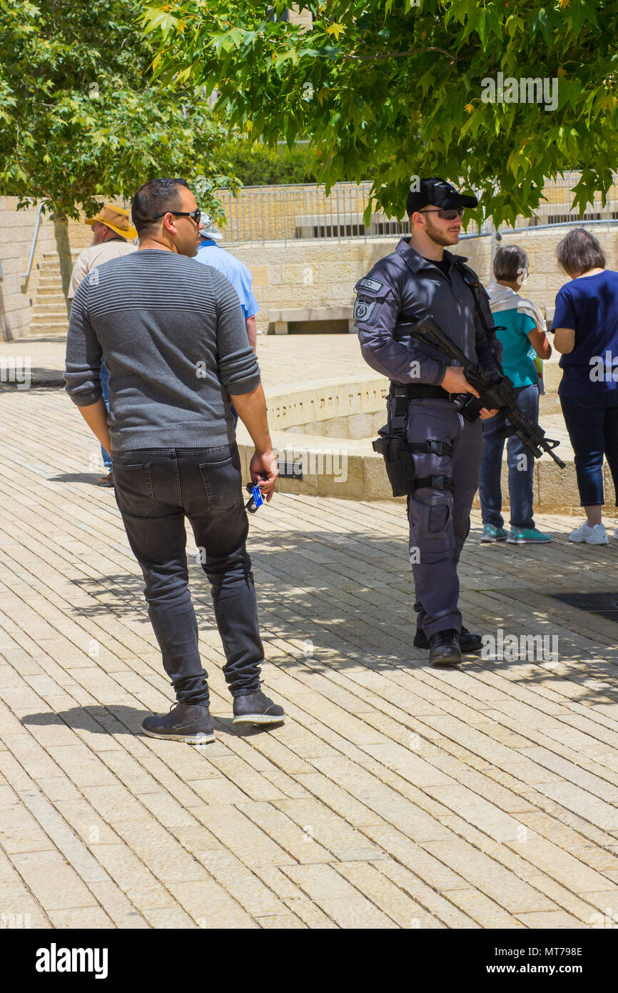8 mai 2018 Des agents de sécurité armés à l'entrée du Musée de Yad Vashem à Jérusalem, Israël en tant qu'ils attendent l'arrivée d'un dignitaire en visite Banque D'Images