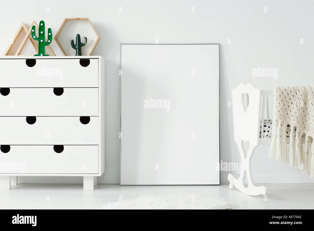 Affiche blanche vide avec immersive entre le meuble et le berceau dans la chambre de bébé l'intérieur. Photo réelle. Placez votre design graphique ici Banque D'Images
