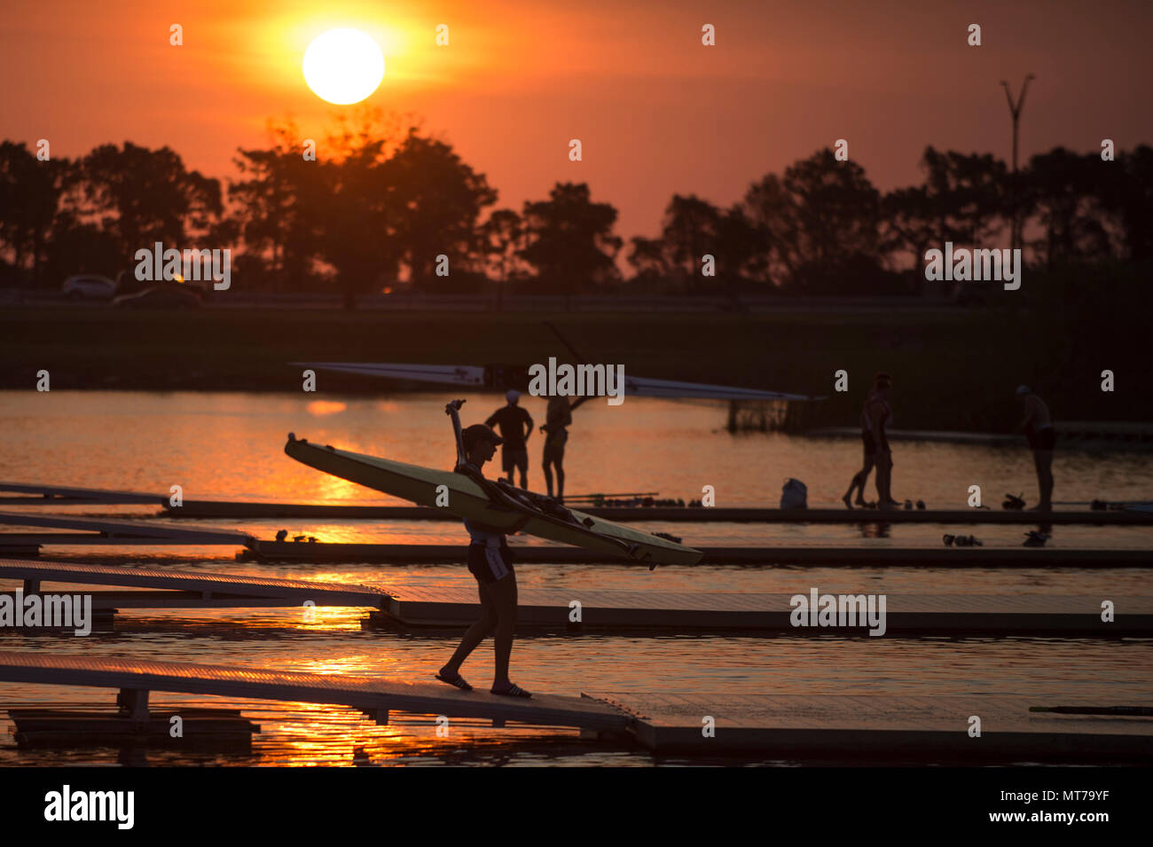 Sarasota. Floride USA. Seul sculler, nautique, bateau Vue générale du parc. Le lever du soleil. Championnats du monde d'Aviron 2017, Nathan Benderson Park le jeudi 28 Banque D'Images