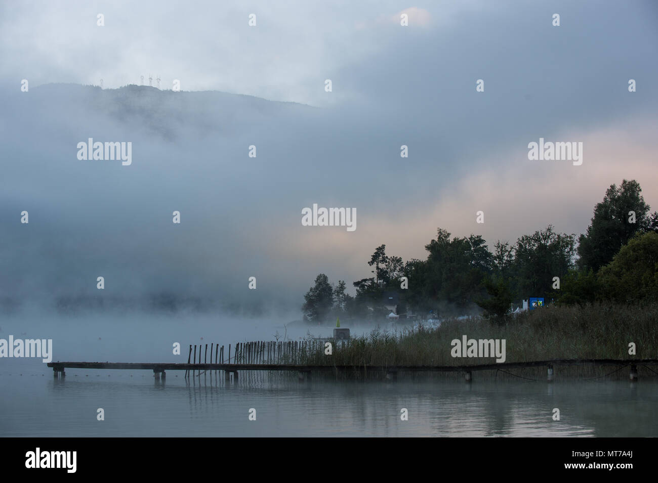 Aiguebelette, FRANCE, vues générales du Lac d'Aiguebelette, avec la brume matinale et basse fixant cloud. L'Aviron mondial FISA 2015 Championshi Banque D'Images