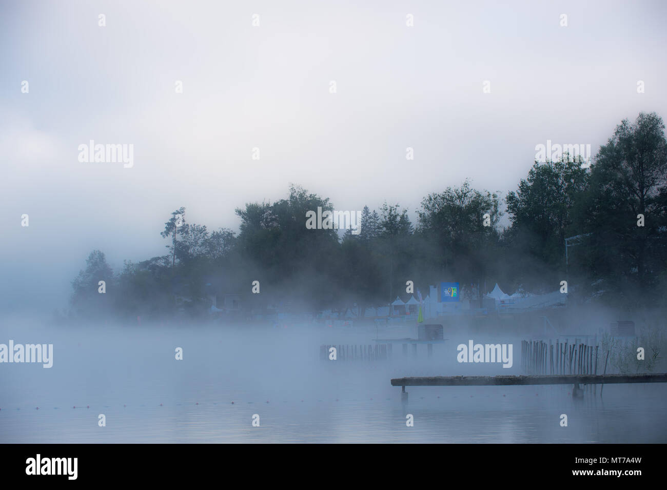 Aiguebelette, FRANCE, vues générales du Lac d'Aiguebelette, avec la brume matinale et basse fixant cloud. L'Aviron mondial FISA 2015 Championshi Banque D'Images