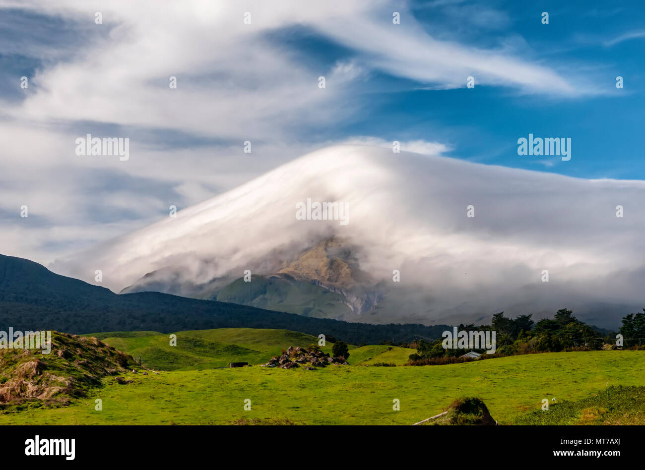 Le Mont Taranaki, Lac Parc National d'Egmont, Île du Nord, Nouvelle-Zélande Banque D'Images