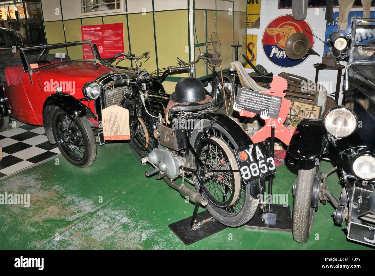 Le Musée des véhicules à moteur de Cotswold dans les Cotswolds village de Bourton-on-the-water, Gloucestershire, Angleterre. Véhicules anciens et l'affiche. Banque D'Images