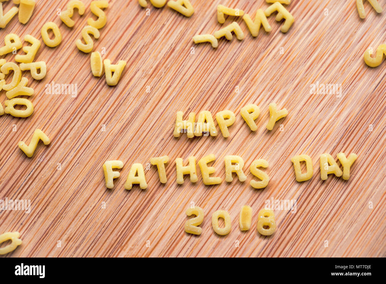 Les pâtes Alphabet formant le texte Happy Fathers Day 2018, fond en bois Banque D'Images