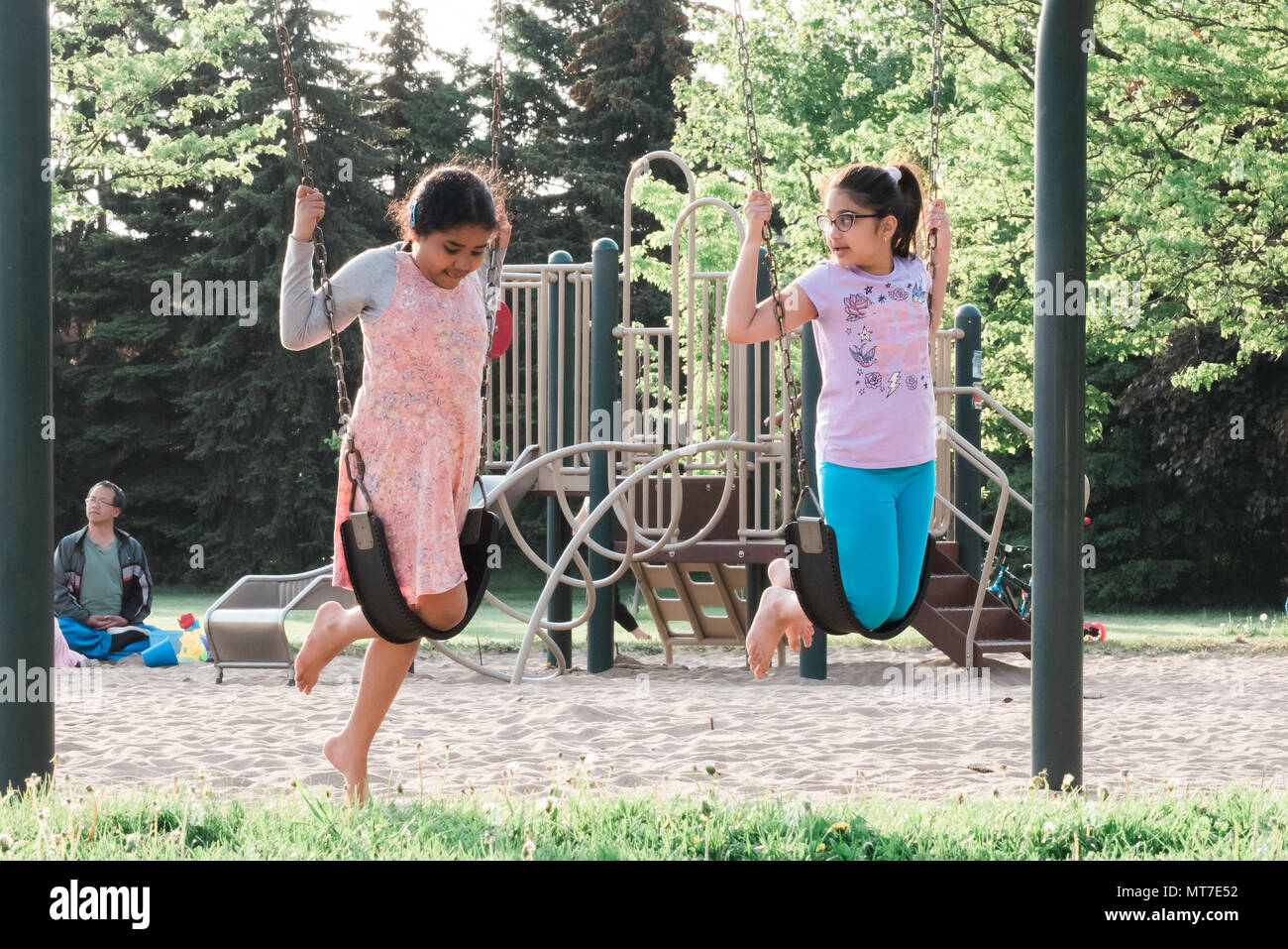 Deux filles indiennes de l'Asie du sud dans l'aire de jeux de l'été en plein air Banque D'Images