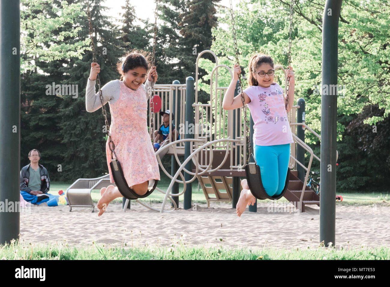 Deux enfants indiens jouant sur l'aire de rotation dans l'été Banque D'Images