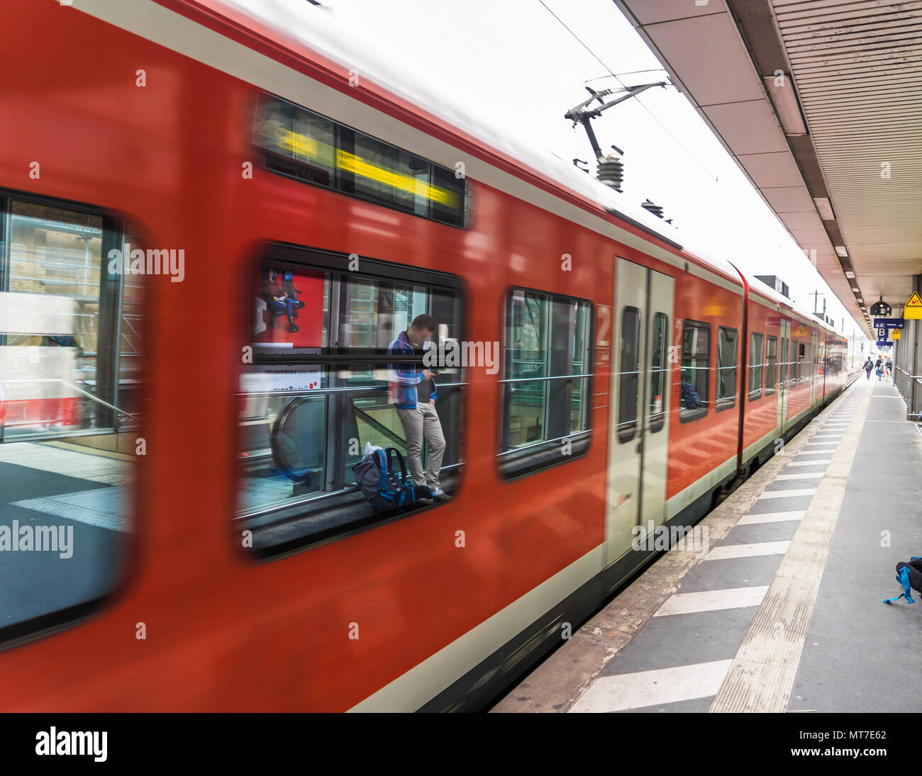 Train régional rouge entrant à Hanovre, Allemagne en mai 2018, l'intention de mouvement flou Banque D'Images