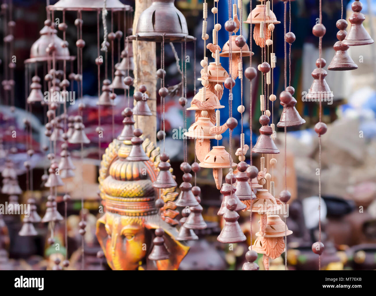 Beau jardin ornements-cloches, perles, oiseaux, Ganesha-fait d'argile/céramique en vente au village des arts et métiers Shilparamam à Hyderabad, Inde. Banque D'Images