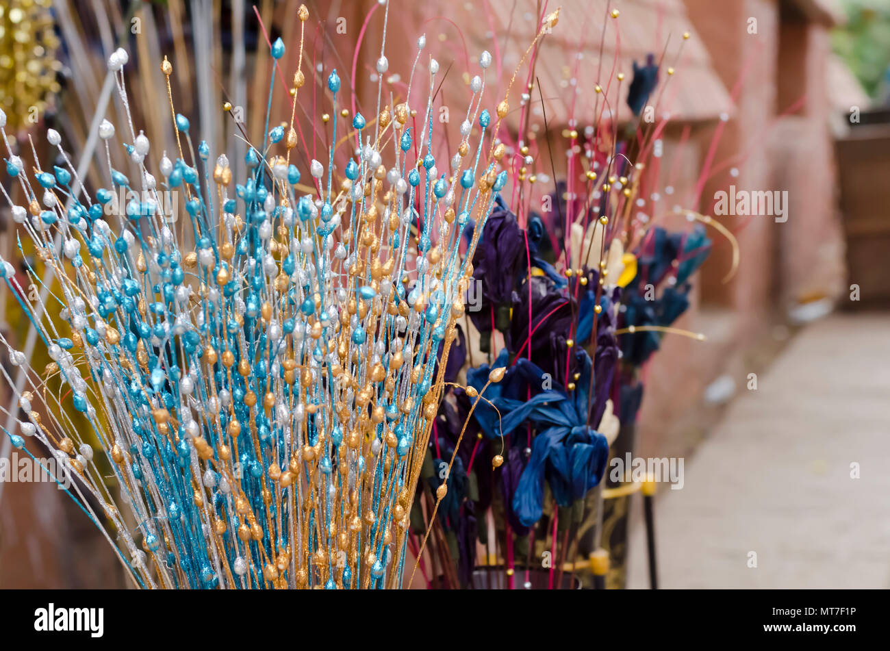 Ornements de jardin multicolore/multicolore/artefacts/décors/ornements en vente au village des arts et métiers Shilparamam à Hyderabad, Inde. Banque D'Images