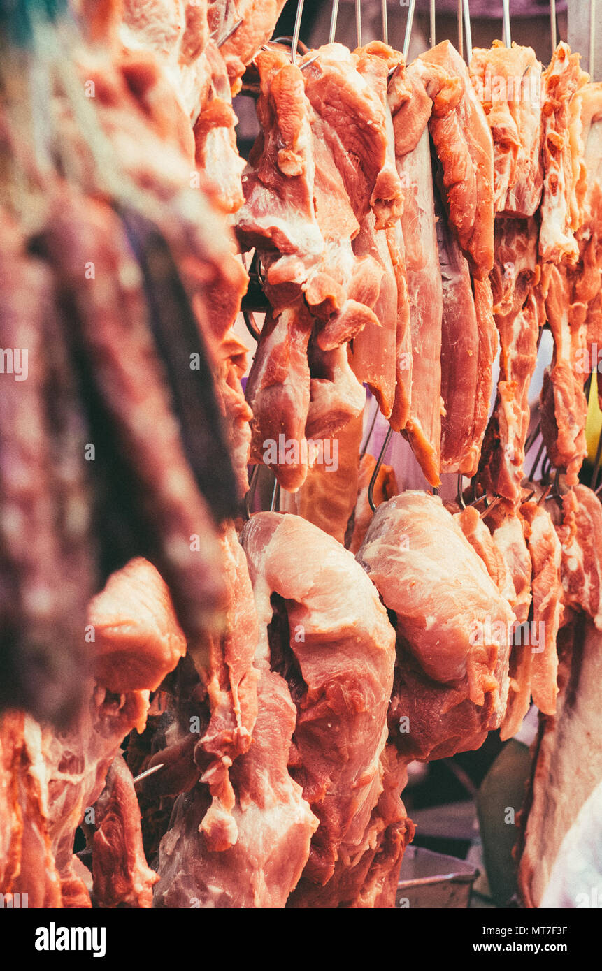 Vente boucherie du porc au marché de Hong Kong. Banque D'Images