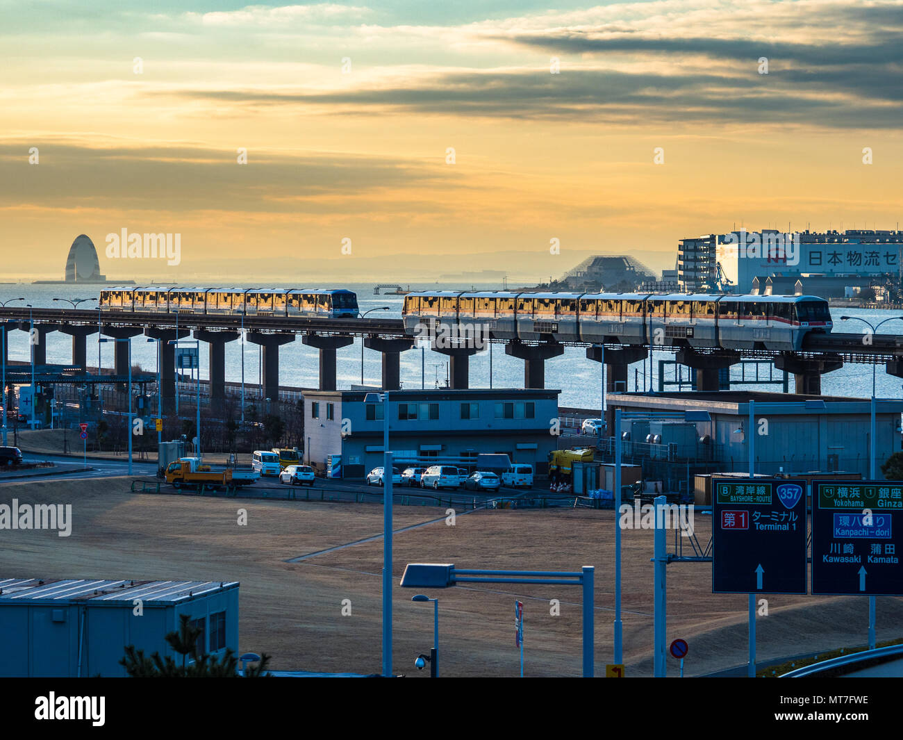 Japon Tokyo Monorail Haneda Airport Line sur la baie de Tokyo - Monorail japonais reliant l'aéroport de Haneda au centre de Tokyo, ouvert en 1964 Banque D'Images