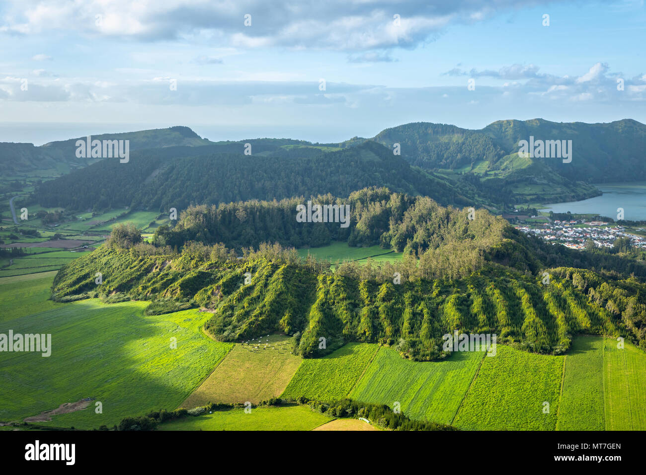 Vue aérienne de la Caldeira de Sete Cidades Seca complexe volcan, l'île de São Miguel, Açores, Portugal Banque D'Images