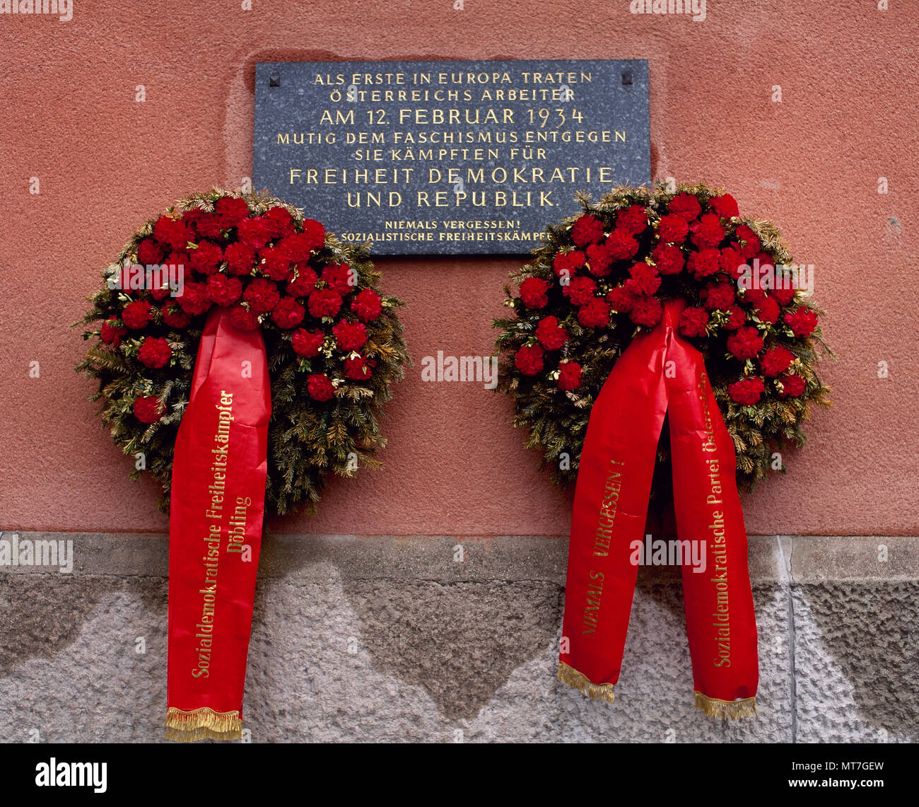La guerre civile autrichienne ou soulèvement de février. Quatre jours d'escarmouches entre socialistes et l'armée autrichienne. 12-16 février, 1934. Le bâtiment du FCA de Karl Marx, de période rouge 'Vienna' (1918-1934) a été un champ de bataille pendant la courte durée de la guerre civile autrichienne. Plaque commémorative sur le mur de l'immeuble : 'le premier à affronter le fascisme en Europe ont été les travailleurs autrichiens. Ils se sont battus pour la liberté, de la démocratie et de la République. Nous n'oublions jamais !. Socialistes, combattants de la liberté". Vienne, Autriche. Banque D'Images