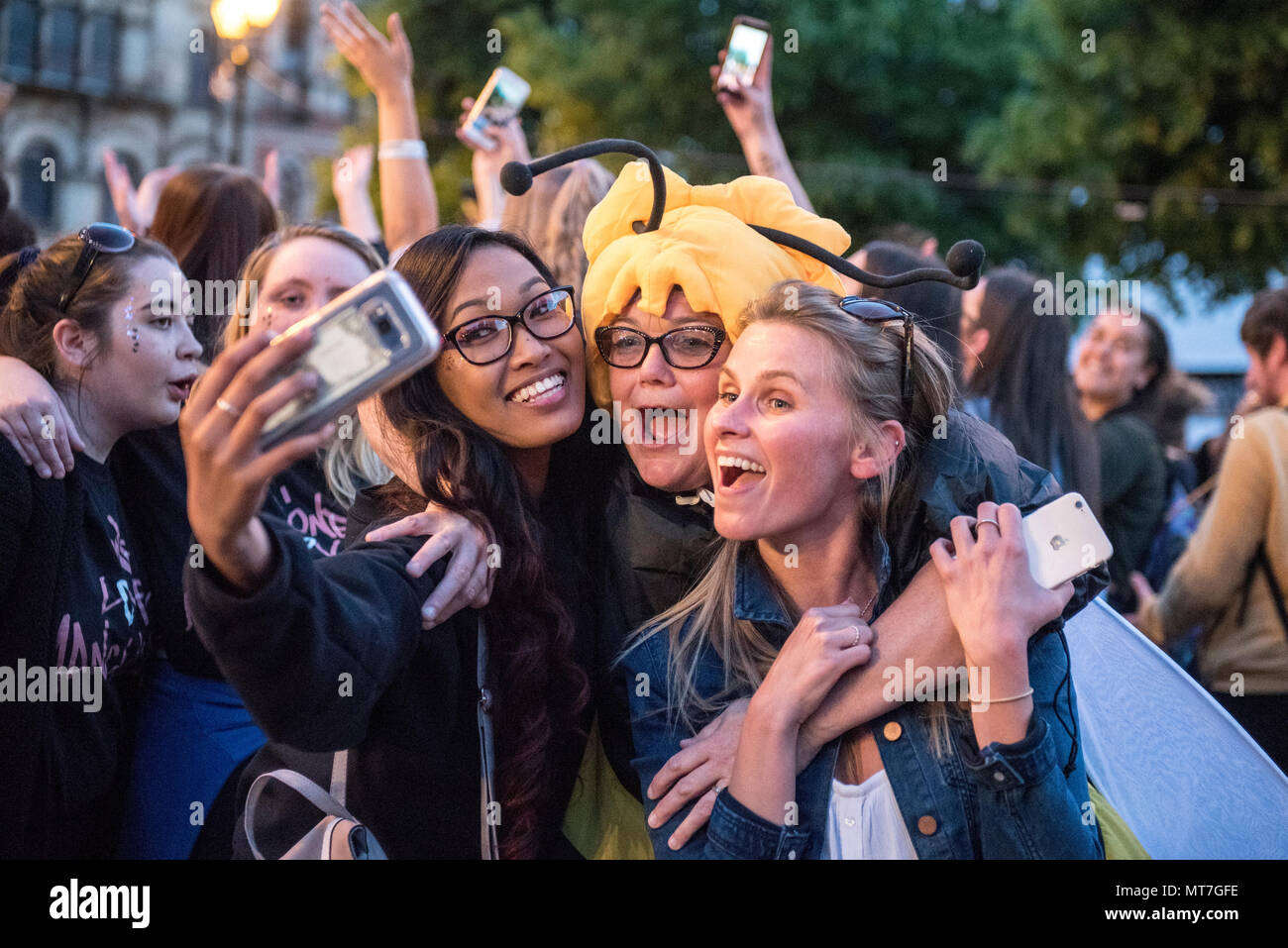 Des femmes habillées comme Manchester Bee's posent pour les photos après le concert chorale Concert de Manchester se souvenir des victimes de l'arène à la bombe à Manchester, Angleterre, le 22 mai 2018. Le prince William et le Premier ministre britannique Theresa peuvent se joindre à d'autres politiciens, ainsi que les membres de la famille de ceux qui ont été tués, et les premiers intervenants sur les lieux de l'attaque terroriste, alors que des milliers de personnes se sont réunies à Manchester mardi sur le premier anniversaire d'une attaque terroriste dans la ville qui a laissé 22 morts. Banque D'Images