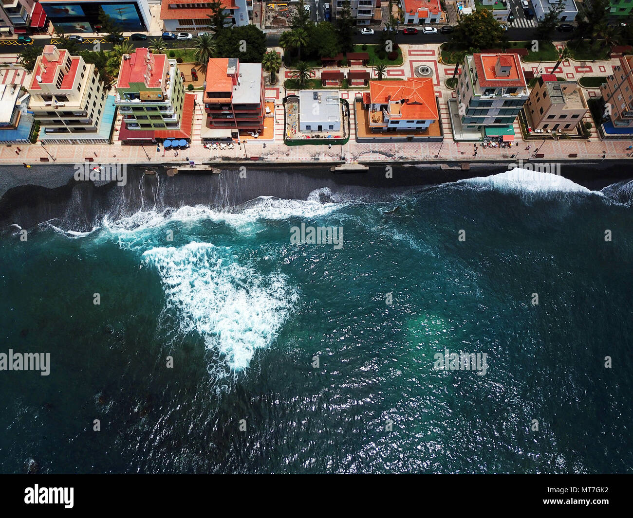 Vue aérienne de la ville sur la côte atlantique. Tenerife, Canaries, Espagne Banque D'Images