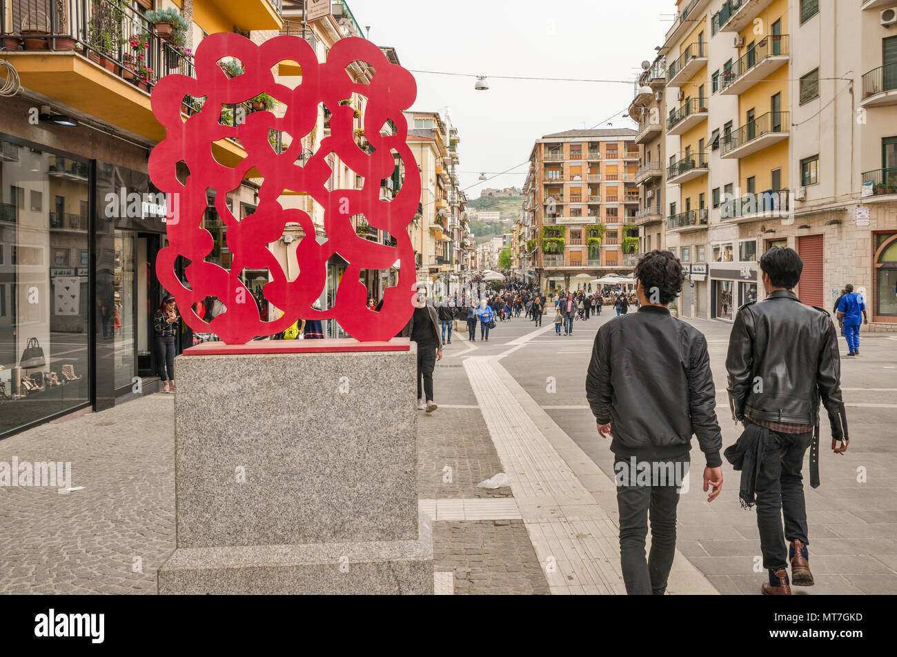 Sculpture par Sacha Sosno, passant à l'époque, passeggiata Bilotti Musée De plein air à Corso Mazzini à Cosenza, Calabre, Italie Banque D'Images