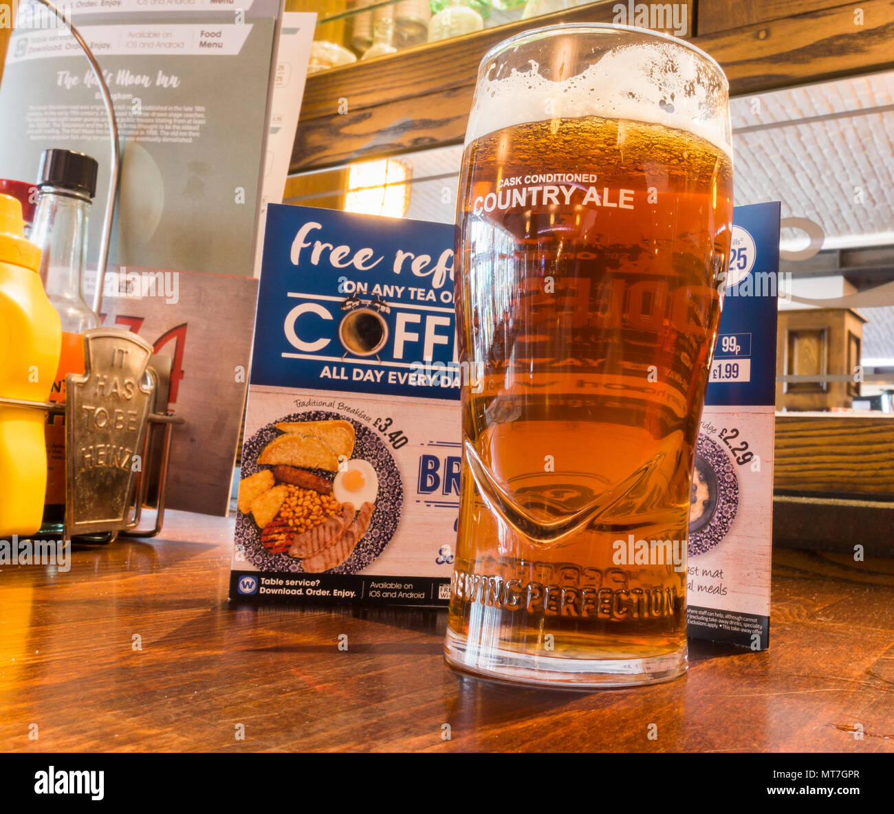 Pinte de bière artisanale en face de menu dans JD Wetherspoon pub dans le nord est de l'Angleterre. UK Banque D'Images