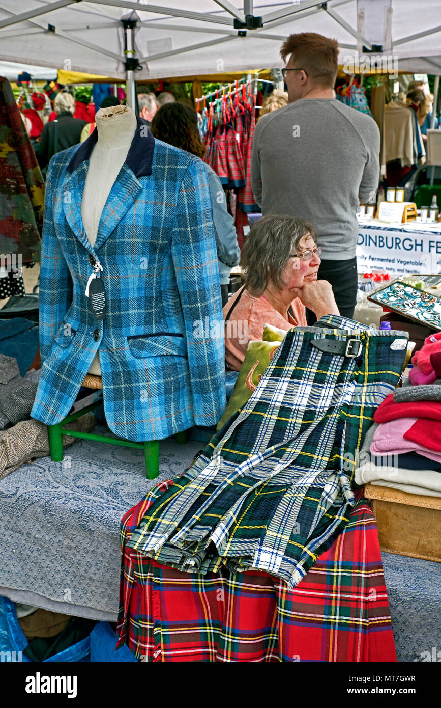 Veste tartan et des kilts à vendre à Stockbridge marché dimanche à Edimbourg, Ecosse, Royaume-Uni. Banque D'Images