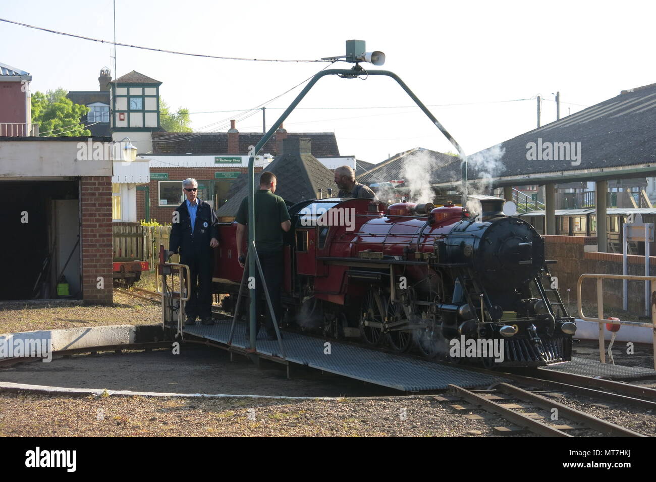 Le moteur à vapeur Winston Churchill sur la platine à New Romney station ; Romney, Hythe & Dymchurch Railway dans le Kent Banque D'Images