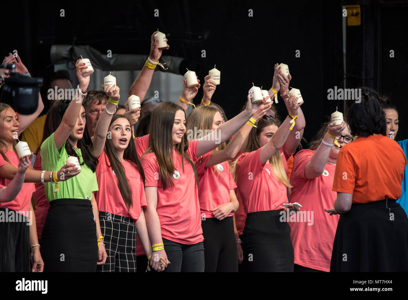 Les membres du choeur survivants Manchester hold 'à la mémoire d' bougies et les élever en face de l'Hôtel de ville de Manchester Manchester au cours de l'ensemble concert chorale se souvenir des victimes de l'arène à la bombe à Manchester, Angleterre, le 22 mai 2018. Le prince William et le Premier ministre britannique Theresa peuvent se joindre à d'autres politiciens, ainsi que les membres de la famille de ceux qui ont été tués, et les premiers intervenants sur les lieux de l'attaque terroriste, alors que des milliers de personnes se sont réunies à Manchester mardi sur le premier anniversaire d'une attaque terroriste dans la ville qui a laissé 22 morts. Banque D'Images