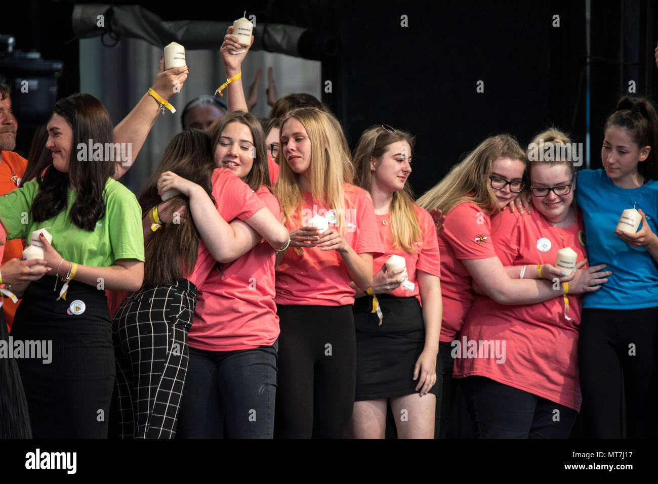 Les membres du choeur survivants Manchester hold 'à la mémoire d' bougies et les élever en face de l'Hôtel de ville de Manchester Manchester au cours de l'ensemble concert chorale se souvenir des victimes de l'arène à la bombe à Manchester, Angleterre, le 22 mai 2018. Le prince William et le Premier ministre britannique Theresa peuvent se joindre à d'autres politiciens, ainsi que les membres de la famille de ceux qui ont été tués, et les premiers intervenants sur les lieux de l'attaque terroriste, alors que des milliers de personnes se sont réunies à Manchester mardi sur le premier anniversaire d'une attaque terroriste dans la ville qui a laissé 22 morts. Banque D'Images