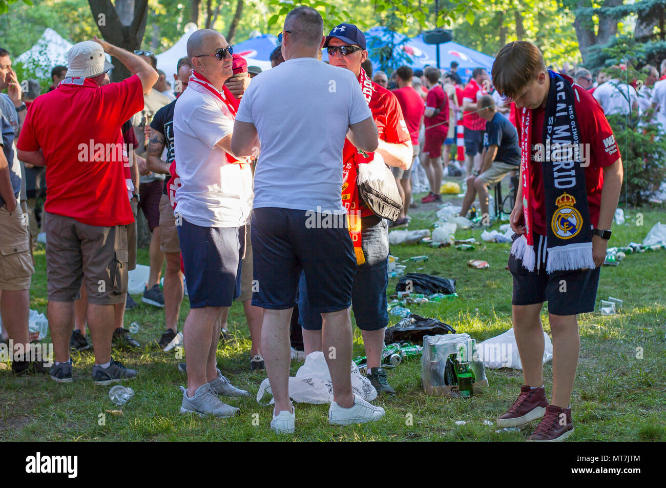Liverpool Football fans, entouré par les ordures, passent du temps à Shevchenko Park en attente de match de finale de la Ligue des Champions Real Madrid vs Liverpool Banque D'Images
