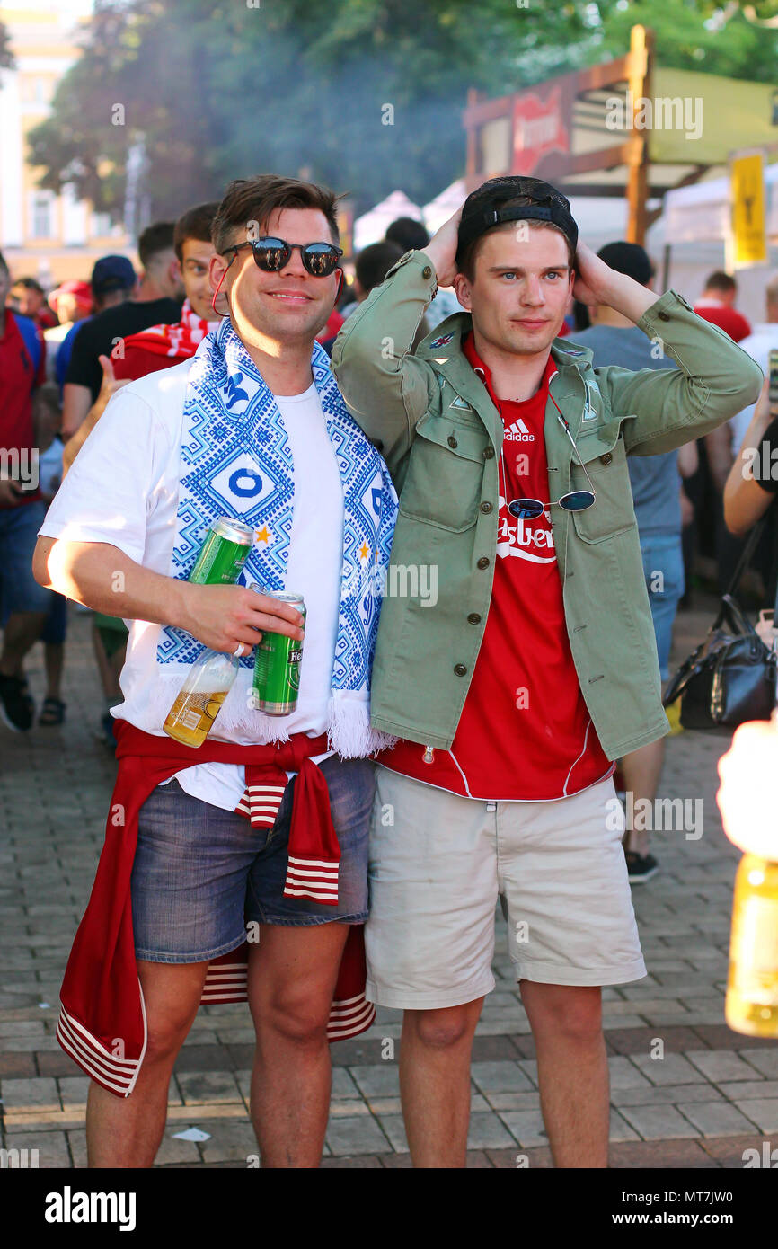 Kiev, UKRAINE - le 26 mai 2018 : Liverpool Football fans de Shevchenko Park en attente de la finale de la Ligue des Champions match Real Madrid vs Liverpool Banque D'Images