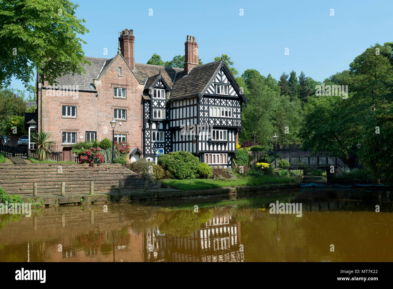 Le paquet Maison est vu à travers le canal de Bridgewater à Worsley, Salford, Greater Manchester, UK. Banque D'Images