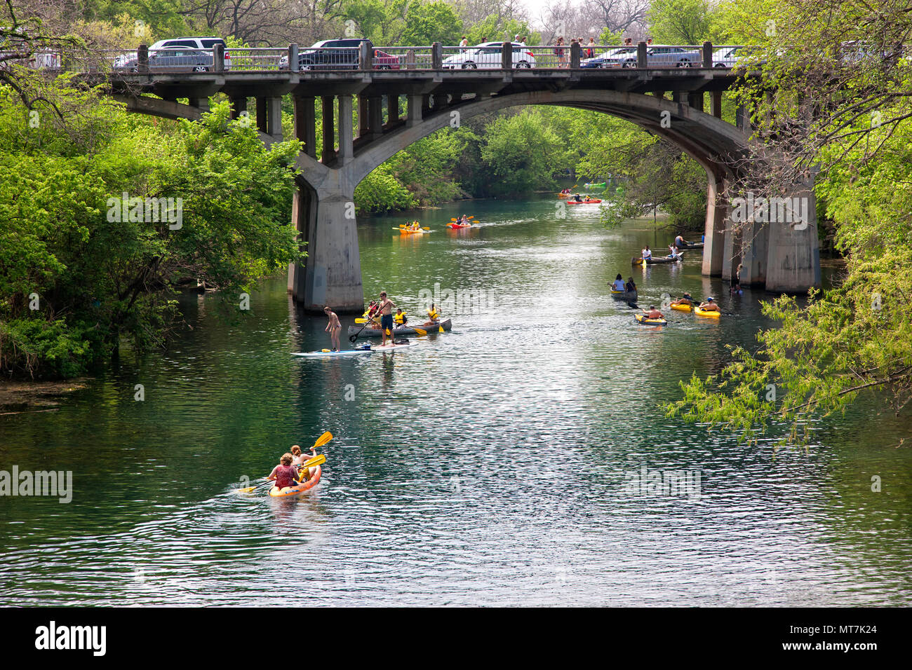 Les jeunes à l'aide de paddle boards & canooes colorés, kayacs, traversée de pont Barton Creek, Colorado River, Zilker Park. Banque D'Images