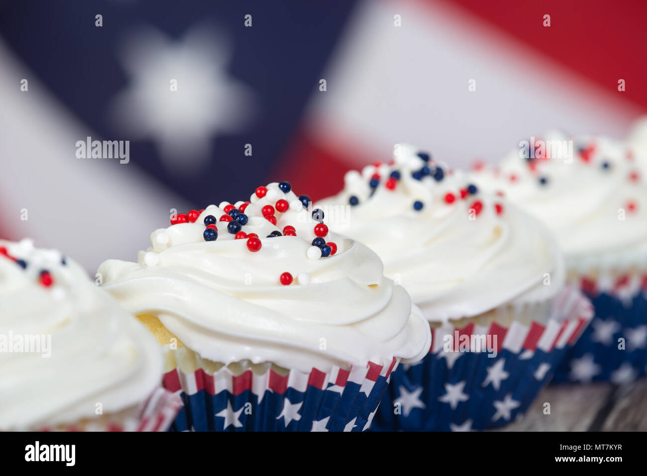 4 juillet patriotique ou Memorial Day celebration cupcakes, close-up. Le drapeau américain en arrière-plan. Banque D'Images