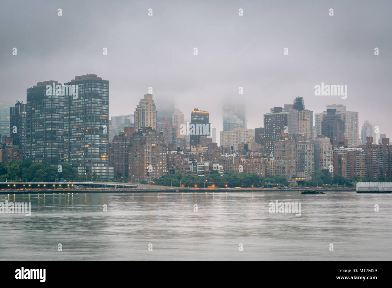 Foggy vue de Manhattan a partir de la gantry Plaza State Park, à Long Island City, Queens, New York. Banque D'Images