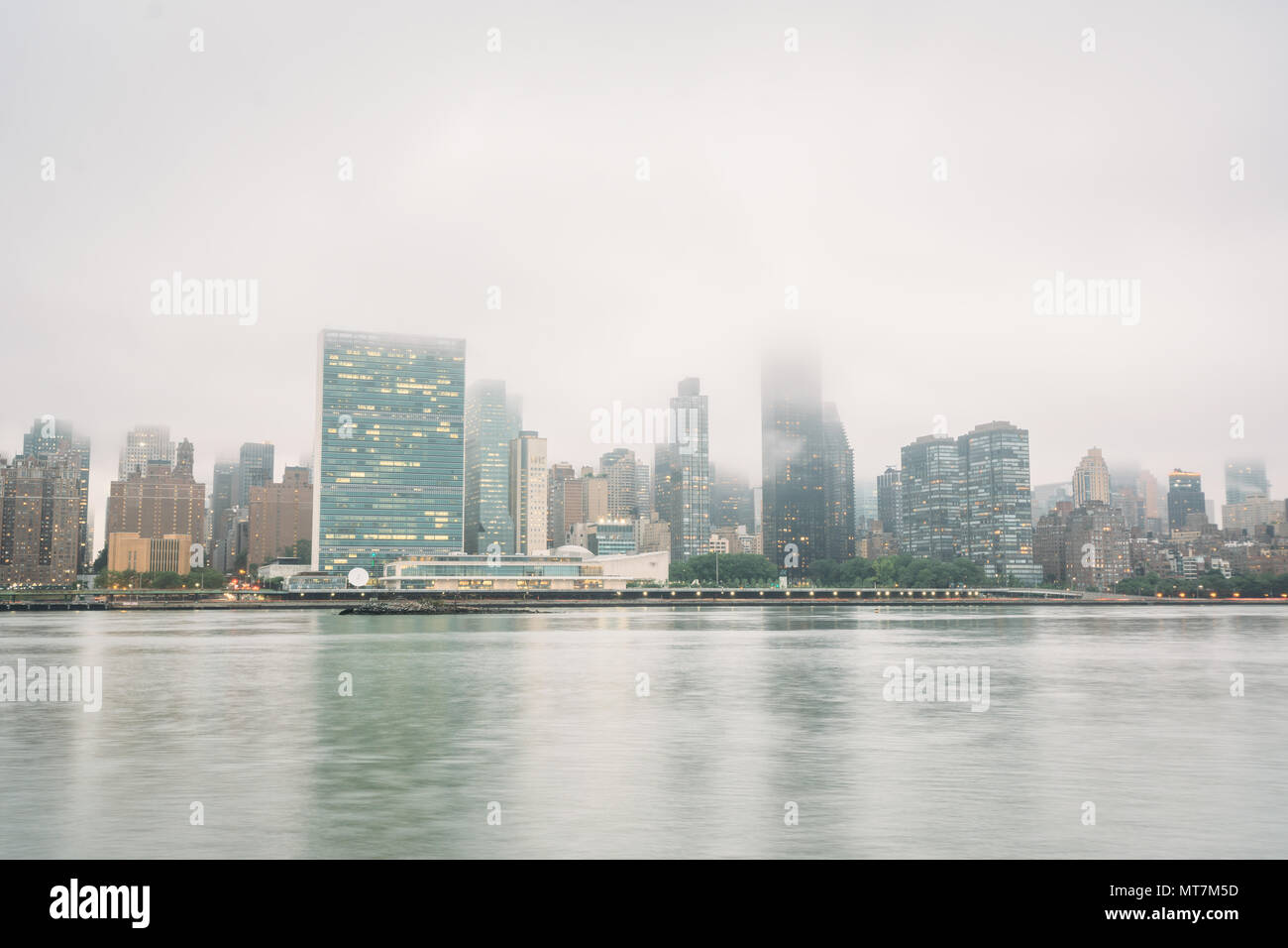 Foggy vue de Manhattan a partir de la gantry Plaza State Park, à Long Island City, Queens, New York. Banque D'Images