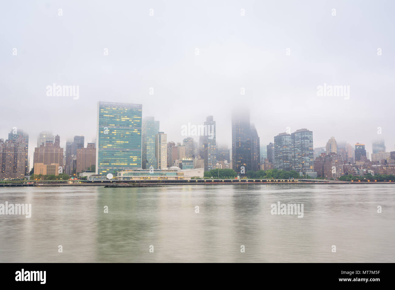 Foggy vue de Manhattan a partir de la gantry Plaza State Park, à Long Island City, Queens, New York. Banque D'Images