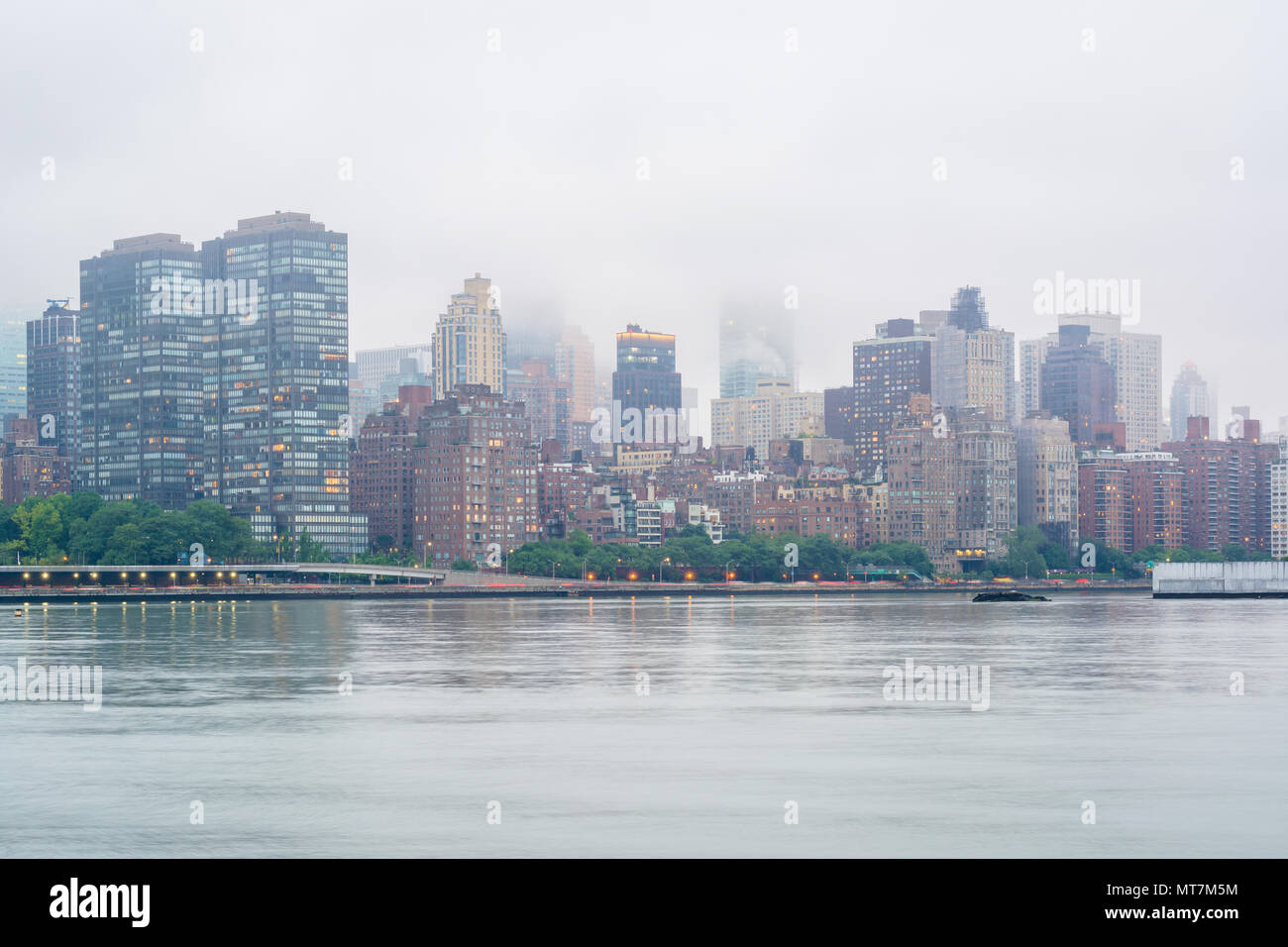 Foggy vue de Manhattan a partir de la gantry Plaza State Park, à Long Island City, Queens, New York. Banque D'Images