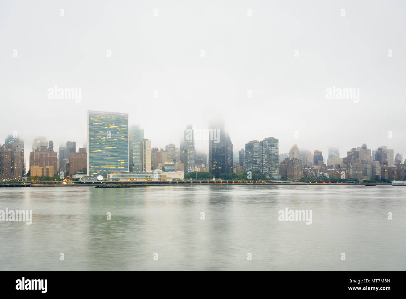 Foggy vue de Manhattan a partir de la gantry Plaza State Park, à Long Island City, Queens, New York. Banque D'Images