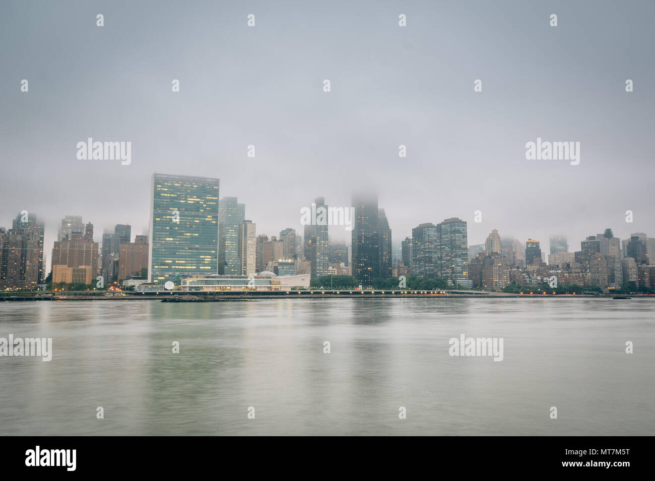 Foggy vue de Manhattan a partir de la gantry Plaza State Park, à Long Island City, Queens, New York. Banque D'Images