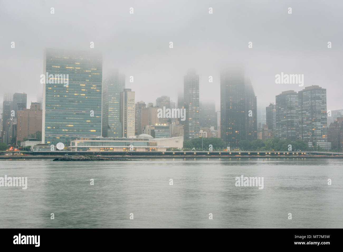 Foggy vue de Manhattan a partir de la gantry Plaza State Park, à Long Island City, Queens, New York. Banque D'Images