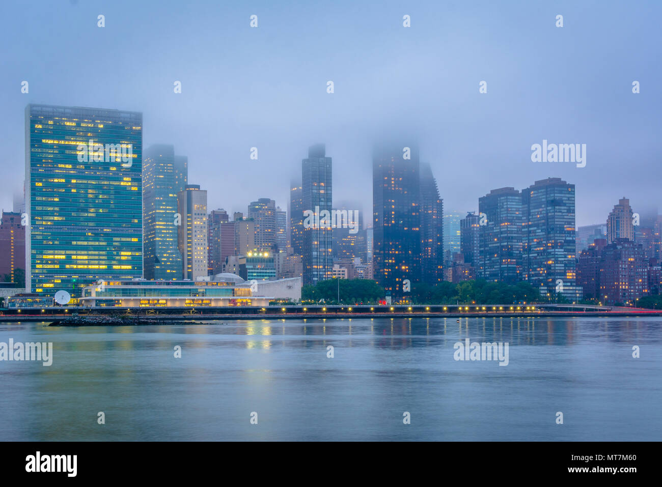 Foggy vue de Manhattan a partir de la gantry Plaza State Park, à Long Island City, Queens, New York. Banque D'Images