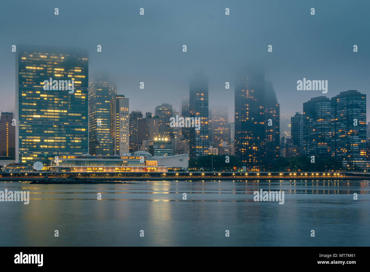 Foggy vue de Manhattan a partir de la gantry Plaza State Park, à Long Island City, Queens, New York. Banque D'Images