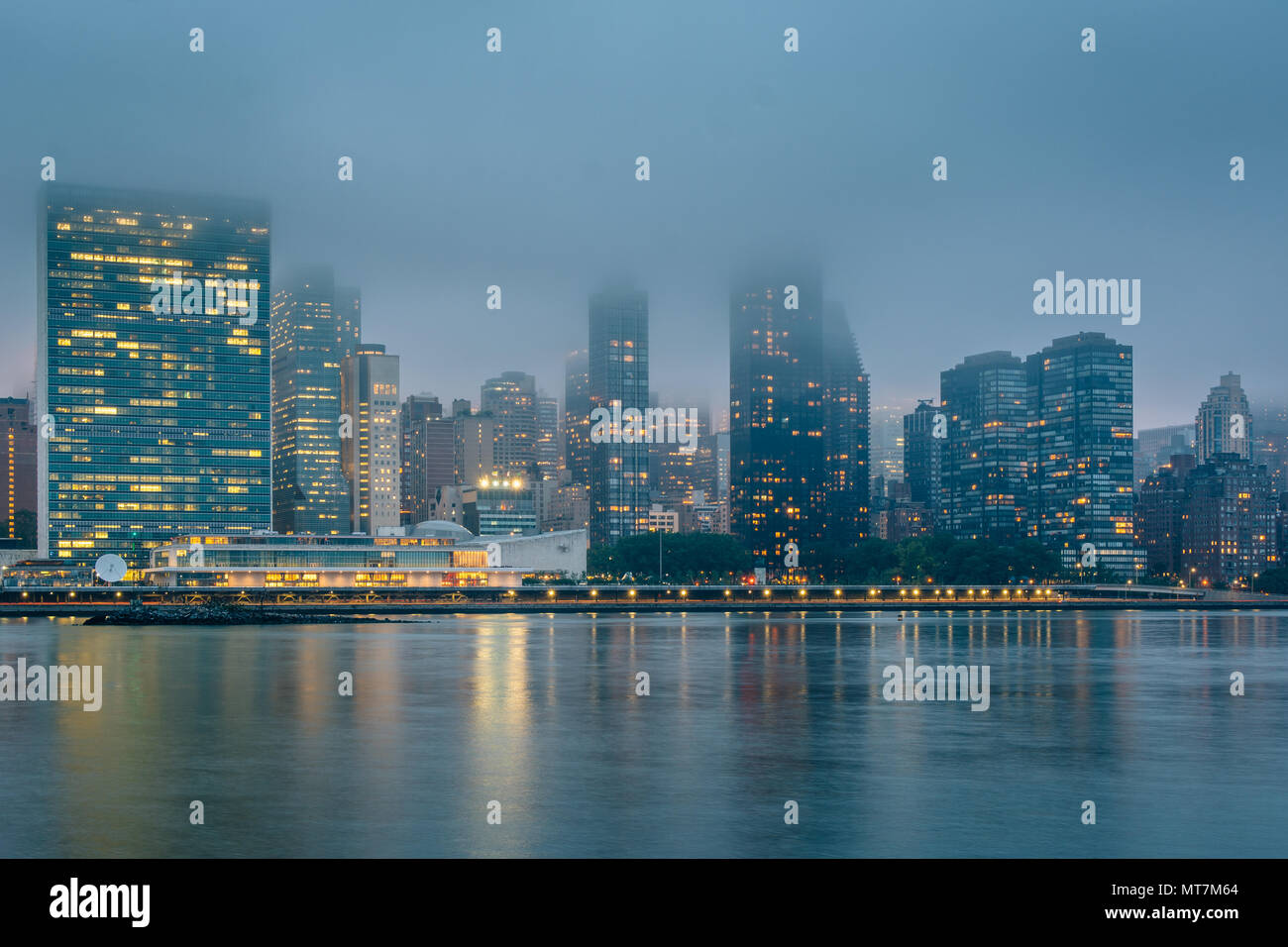 Foggy vue de Manhattan a partir de la gantry Plaza State Park, à Long Island City, Queens, New York. Banque D'Images