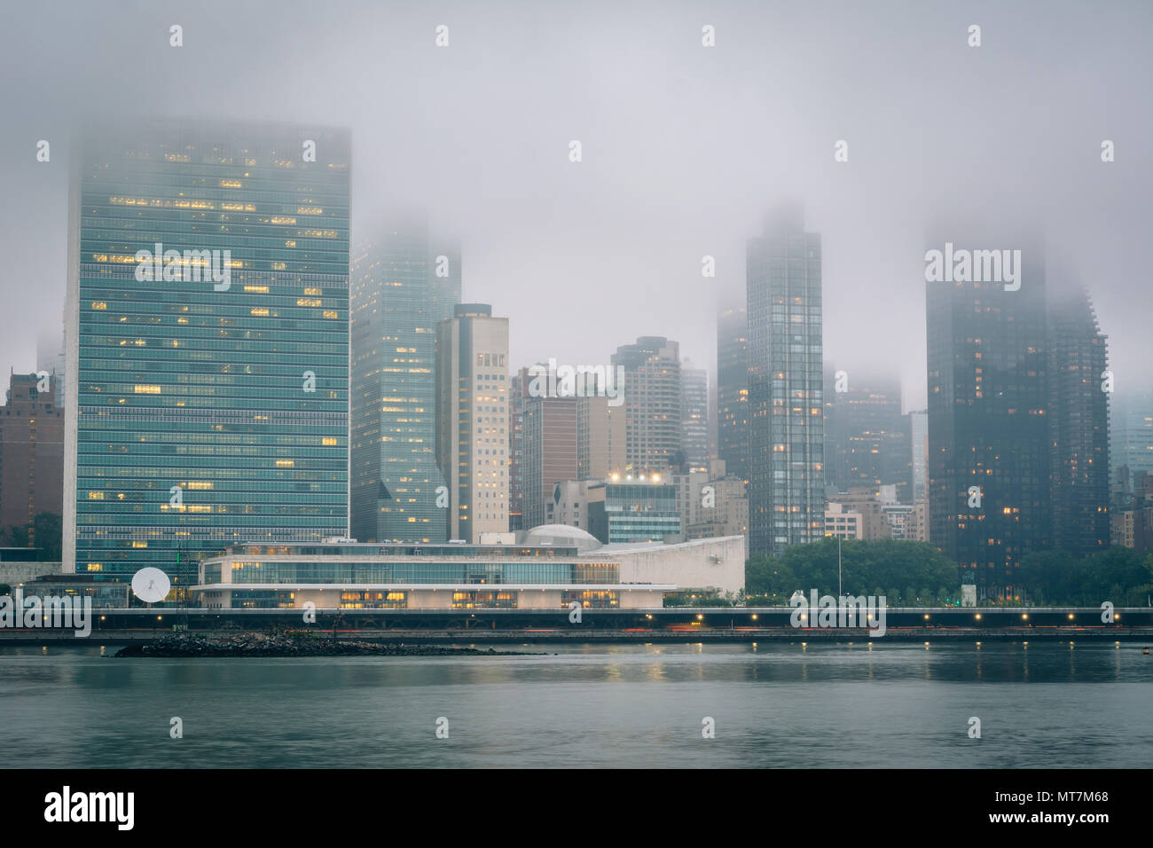 Foggy vue de Manhattan a partir de la gantry Plaza State Park, à Long Island City, Queens, New York. Banque D'Images