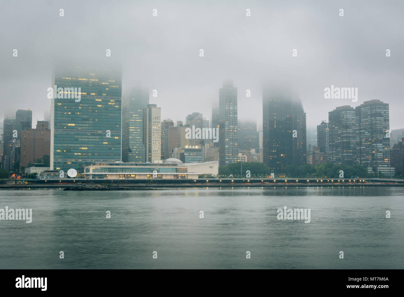 Foggy vue de Manhattan a partir de la gantry Plaza State Park, à Long Island City, Queens, New York. Banque D'Images