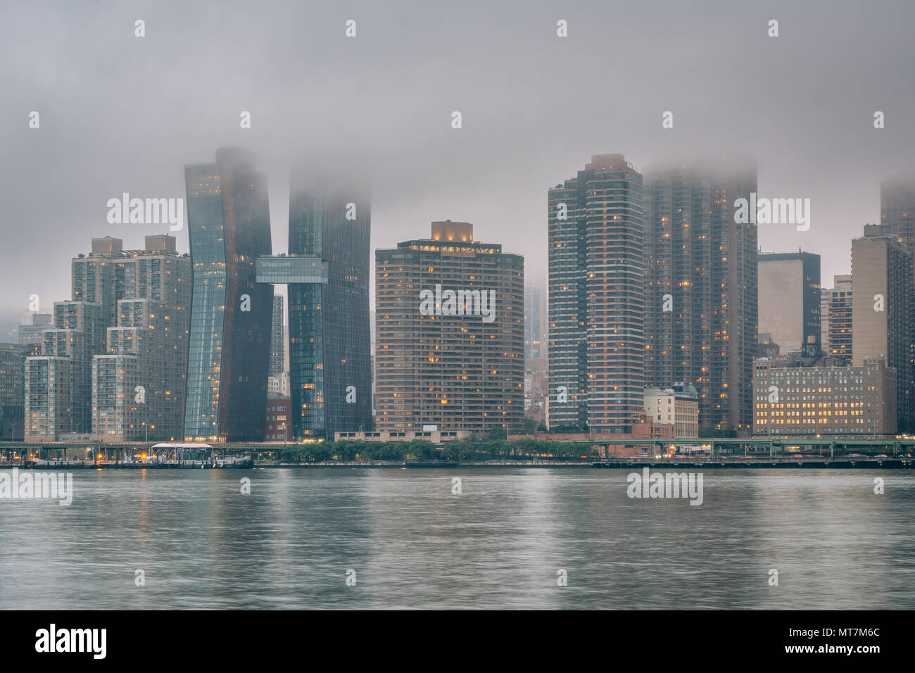Foggy vue de Manhattan a partir de la gantry Plaza State Park, à Long Island City, Queens, New York. Banque D'Images