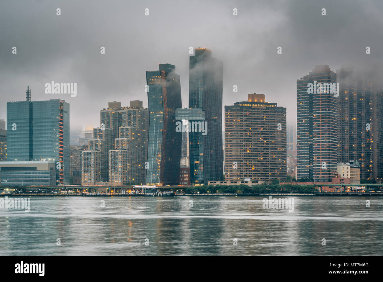 Foggy vue de Manhattan a partir de la gantry Plaza State Park, à Long Island City, Queens, New York. Banque D'Images