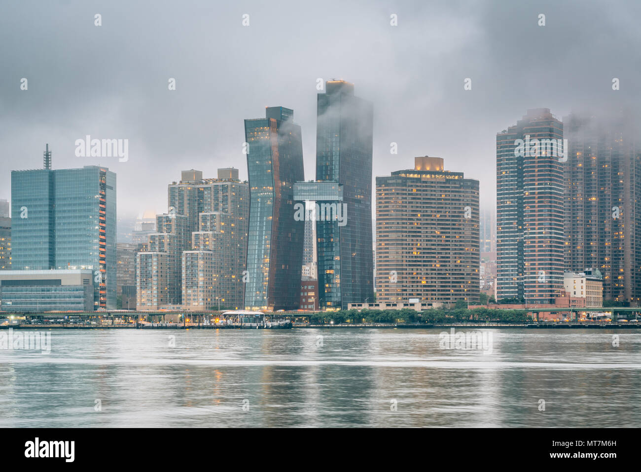Foggy vue de Manhattan a partir de la gantry Plaza State Park, à Long Island City, Queens, New York. Banque D'Images