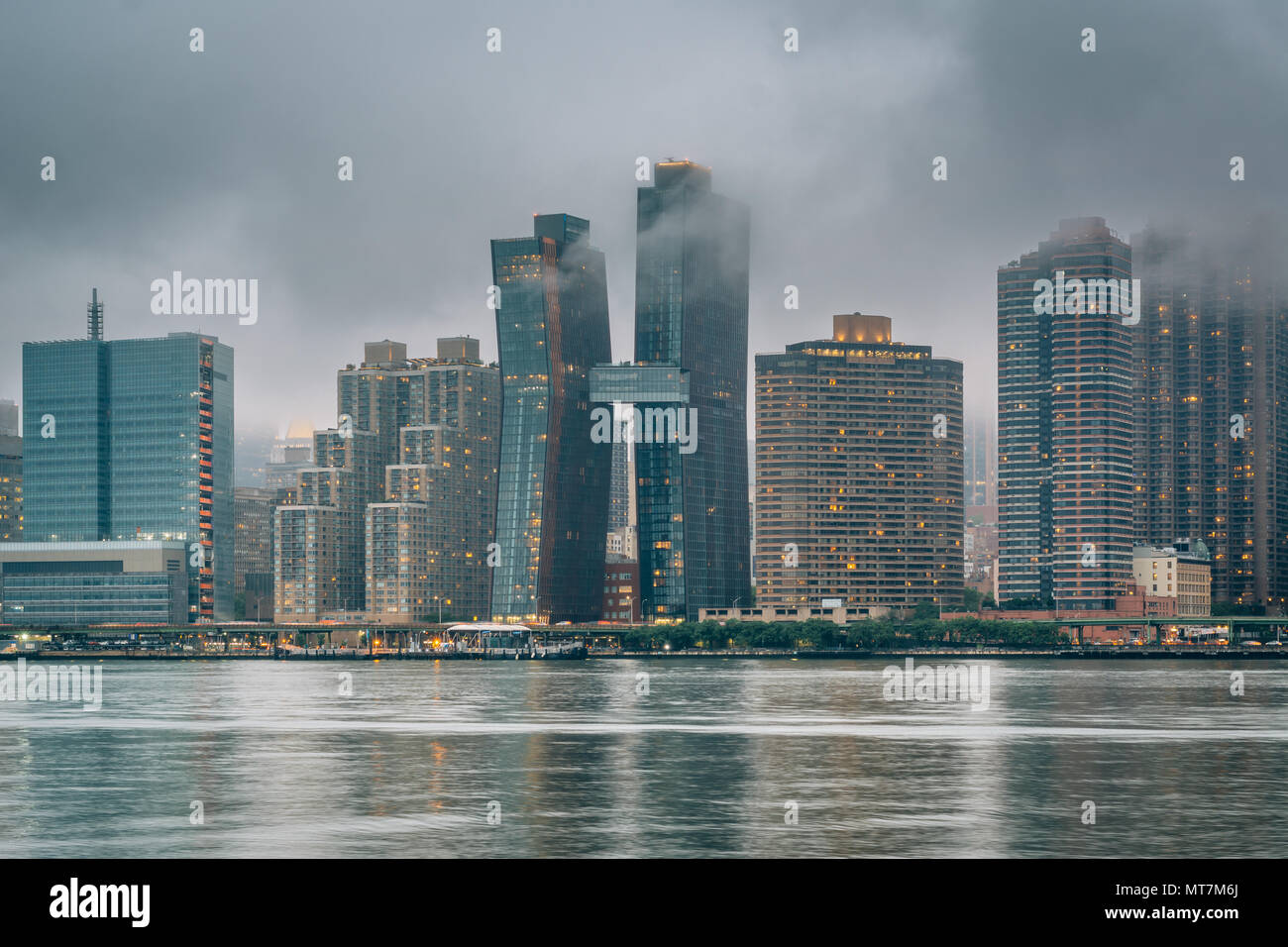 Foggy vue de Manhattan a partir de la gantry Plaza State Park, à Long Island City, Queens, New York. Banque D'Images