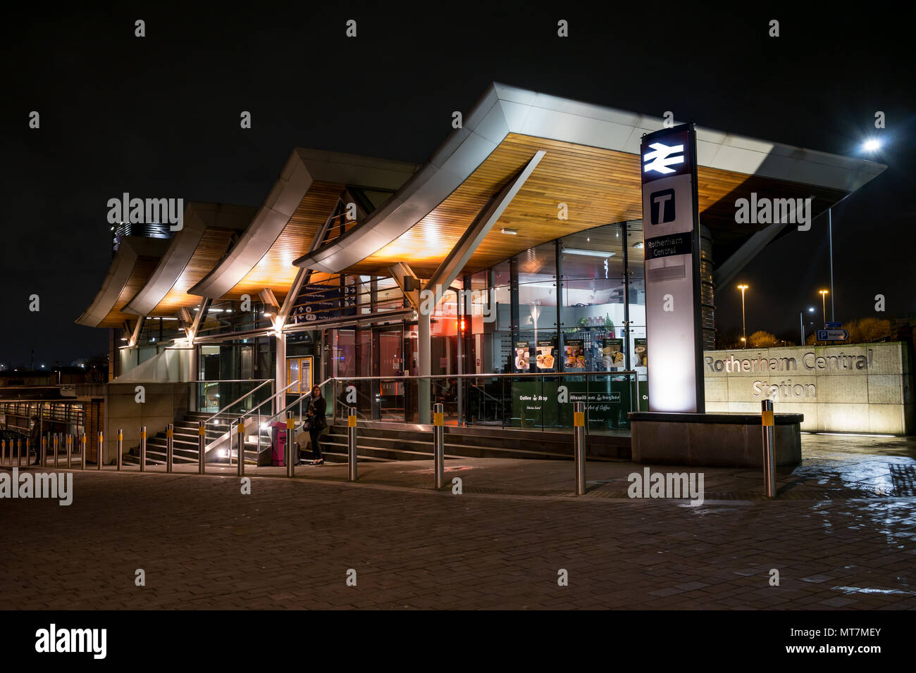 La nouvelle gare centrale de Rotherham dans la nuit - gare partie de Rotherham Renaissance avec toit moderne, contemporain et architecture Banque D'Images