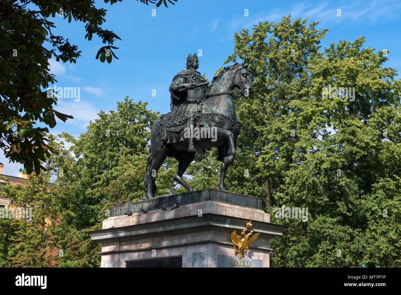 La Russie, Saint-pétersbourg - le 18 août 2017 : Monument à Pierre J'en face de l'église Saint Michel, conçu par Bartolomeo Rastrelli, symbolise Rus Banque D'Images