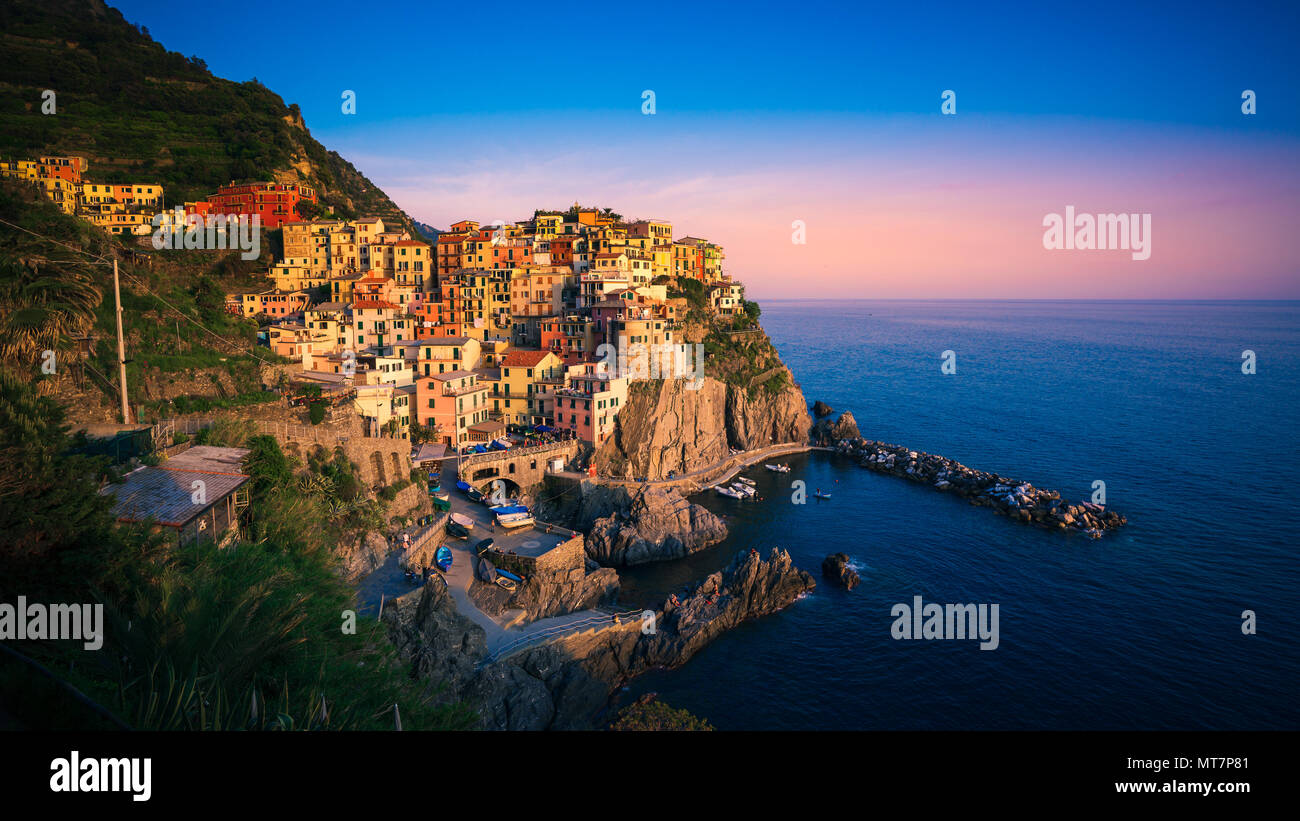 Manarola Village, Cinque Terre, Italie. Manarola est une belle petite ville dans la province de La Spezia, Ligurie, dans le nord de l'Italie et l'un des cinq Banque D'Images