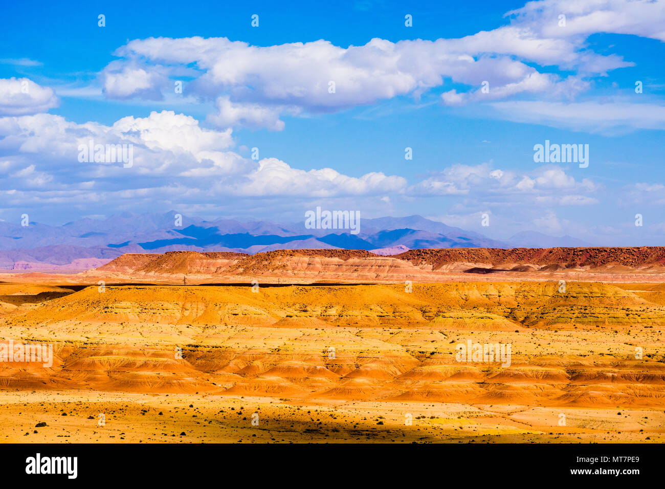 Paysage pittoresque avec des dunes de sable orange et montagnes en désert du Sahara avec ciel bleu et nuages au Maroc Banque D'Images